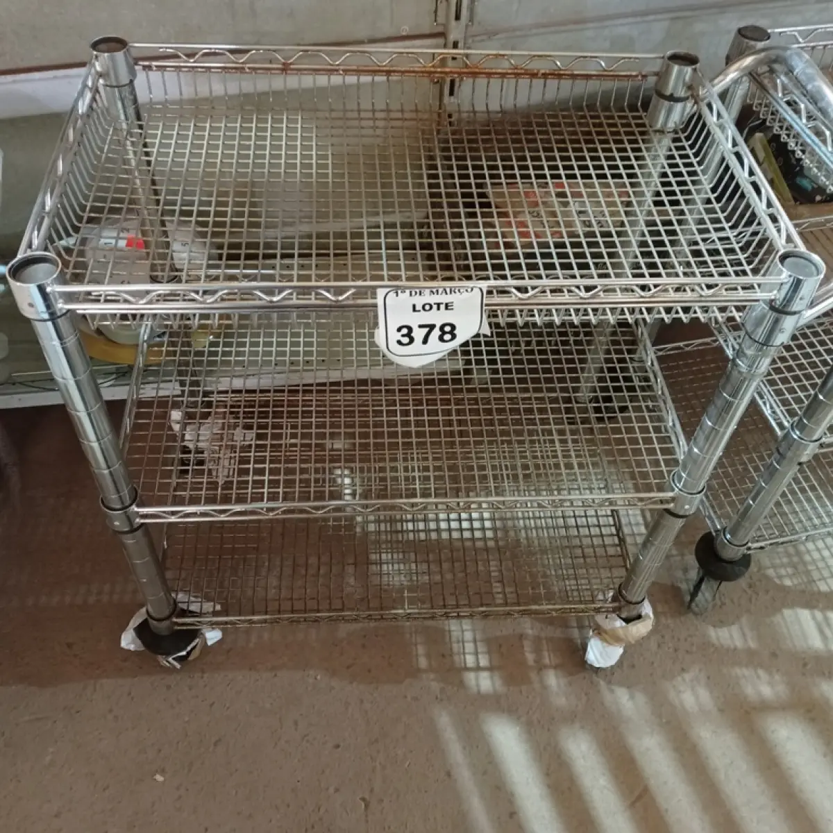 01 CARRINHO PARA SERVIÇO CROMADO. (NO ESTADO) ATENÇÃO! FAZER A VISITAÇÃO ANTES DE ARREMATAR, NÃO SABEMOS SE FUNCIONA. LEILÃRO NÃO TEM GARANTIA E NEM DEVOLUÇÃO, SUJEITO A POSSÍVEIS AVARIAS VISÍVEIS/OCULTAS E/OU AUSÊNCIA DE COMPONENTES.