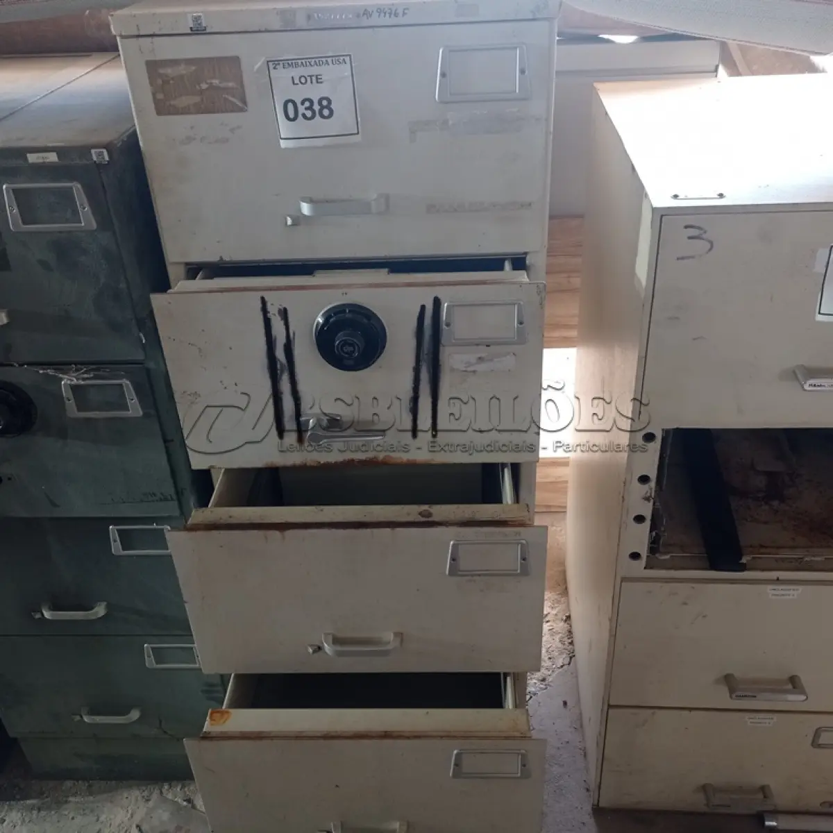 LOTE 038 - 01 COFRE. (NO ESTADO EM QUE SE ENCONTRA. SUJEITO A AVARIAS OCULTAS/VISÍVEIS.) BH1442R