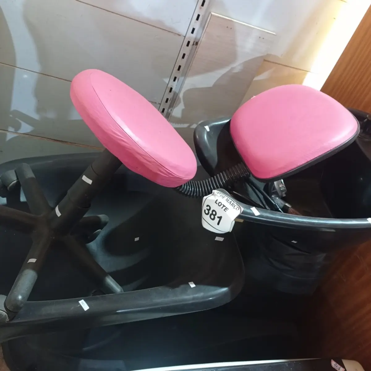 01 LAVATÓRIO PARA SALÃO COM 01 CADEIRA GIRATÓRIA NA COR ROSA. (NO ESTADO) ATENÇÃO! FAZER A VISITAÇÃO ANTES DE ARREMATAR, NÃO SABEMOS SE FUNCIONA. LEILÃO NÃO TEM GARANTIA E NEM DEVOLUÇÃO, SUJEITO A POSSÍVEIS AVARIAS VISÍVEIS/OCULTAS E/OU AUSÊNCIA DE COMPONENTES.