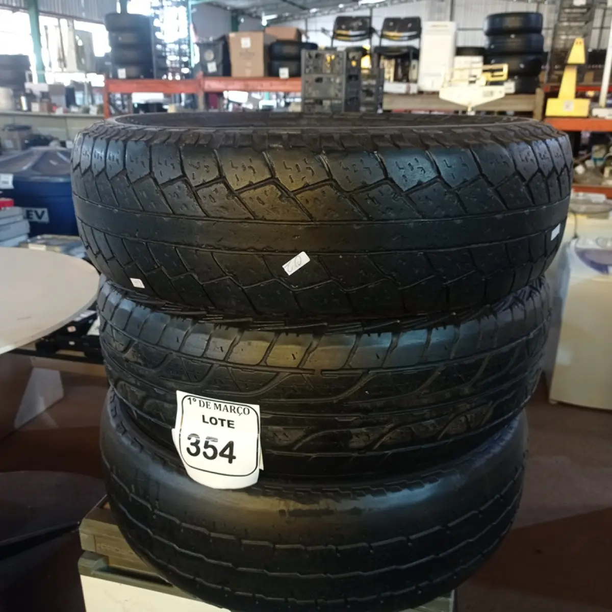 03 PNEUS MEIA VIDA 205/70 ARO15. (NO ESTADO) ATENÇÃO! FAZER A VISITAÇÃO ANTES DE ARREMATAR, NÃO SABEMOS SE FUNCIONA. LEILÃO NÃO TEM GARANTIA E NEM DEVOLUÇÃO, SUJEITO A POSSÍVEIS AVARIAS VISÍVEIS/OCULTAS E/OU AUSÊNCIA DE COMPONENTES.