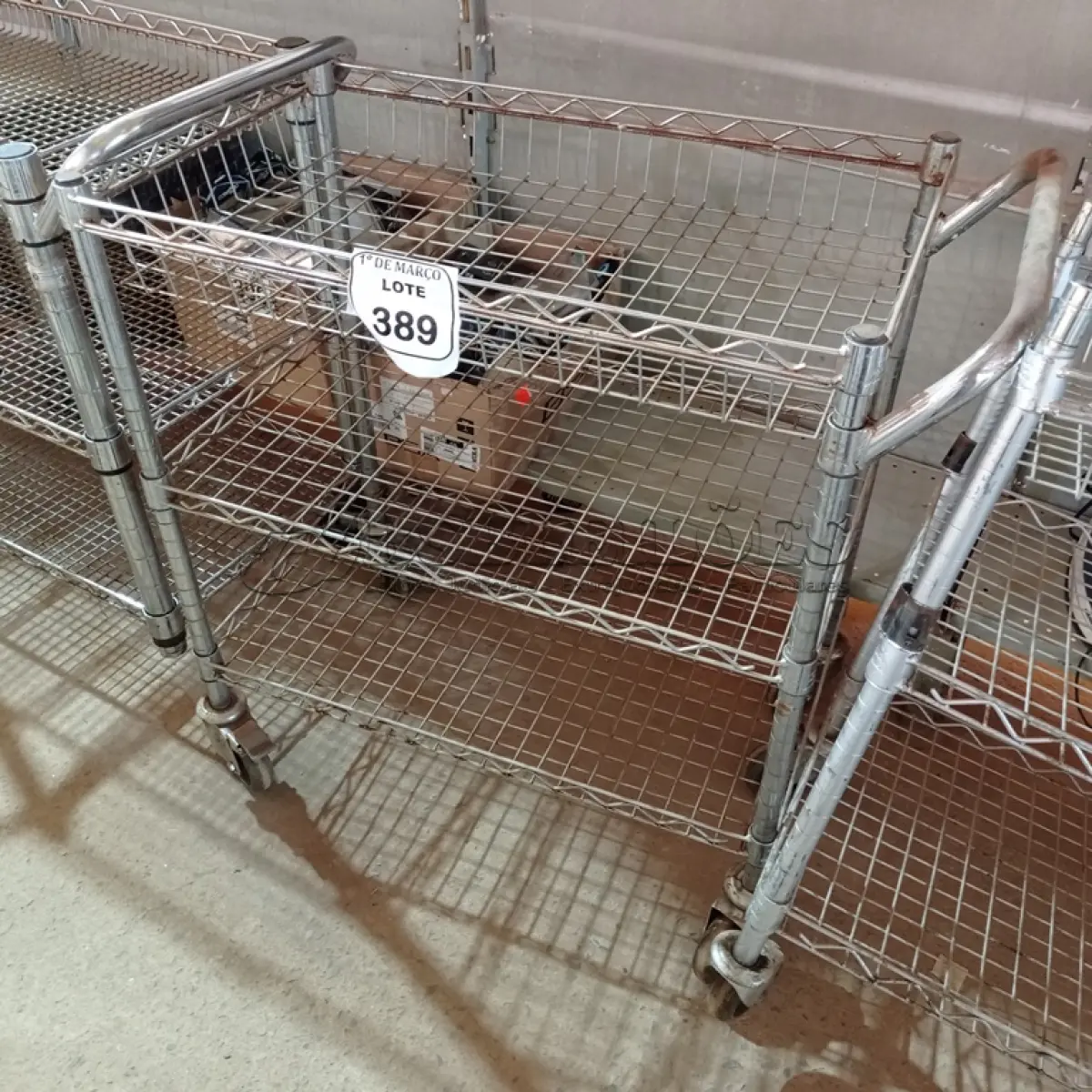 LOTE 389 - 01 CARRINHO PARA SERVIÇO CROMADO. (NO ESTADO) ATENÇÃO! FAZER A VISITAÇÃO ANTES DE ARREMATAR, NÃO SABEMOS SE FUNCIONA. LEILÃO NÃO TEM GARANTIA E NEM DEVOLUÇÃO, SUJEITO A POSSÍVEIS AVARIAS VISÍVEIS/OCULTAS E/OU AUSÊNCIA DE COMPONENTES.