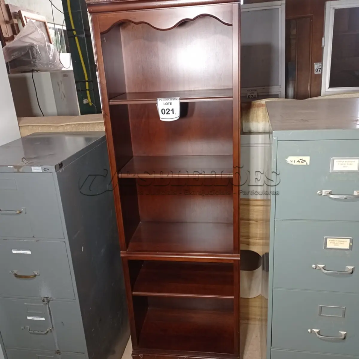 LOTE 021 - 01 BOOKCASE. (NO ESTADO EM QUE SE ENCONTRA. SUJEITO A AVARIAS OCULTAS/VISÍVEIS.) AV9517G