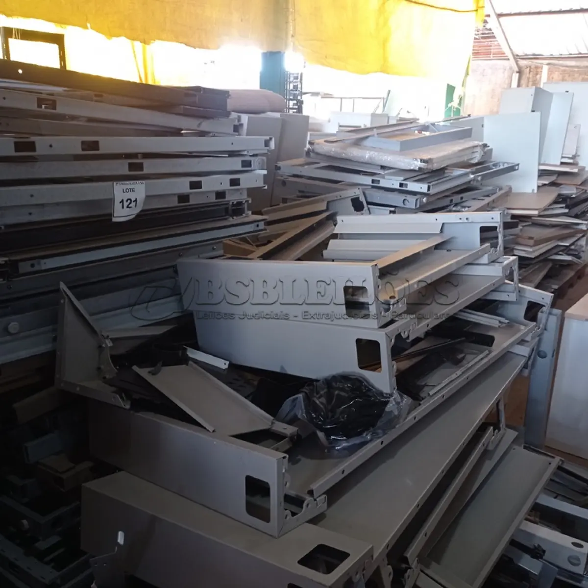 LOTE 121 - 01 PALETE DE MÓVEIS MODULARES. (PALETE NÃO INCLUSO). (NO ESTADO EM QUE SE ENCONTRA. SUJEITO A AVARIAS OCULTAS/VISÍVEIS.)