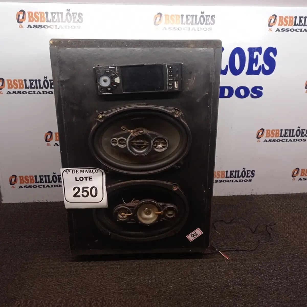 01 CAIXA COM RÁDIO PLAYER E 2 AUTOS FALANTES 6X9. (NO ESTADO) ATENÇÃO! FAZER A VISITAÇÃO ANTES DE ARREMATAR, NÃO SABEMOS SE FUNCIONA. LEILÃO NÃO TEM GARANTIA E NEM DEVOLUÇÃO, SUJEITO A POSSÍVEIS AVARIAS VISÍVEIS/OCULTAS E/OU AUSÊNCIA DE COMPONENTES.