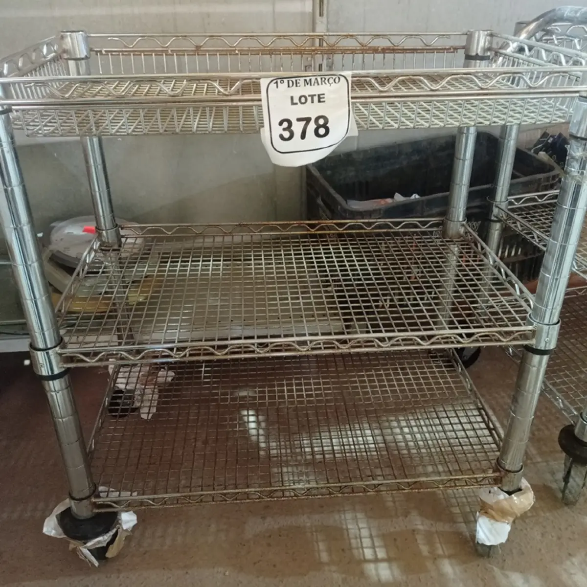 01 CARRINHO PARA SERVIÇO CROMADO. (NO ESTADO) ATENÇÃO! FAZER A VISITAÇÃO ANTES DE ARREMATAR, NÃO SABEMOS SE FUNCIONA. LEILÃRO NÃO TEM GARANTIA E NEM DEVOLUÇÃO, SUJEITO A POSSÍVEIS AVARIAS VISÍVEIS/OCULTAS E/OU AUSÊNCIA DE COMPONENTES.