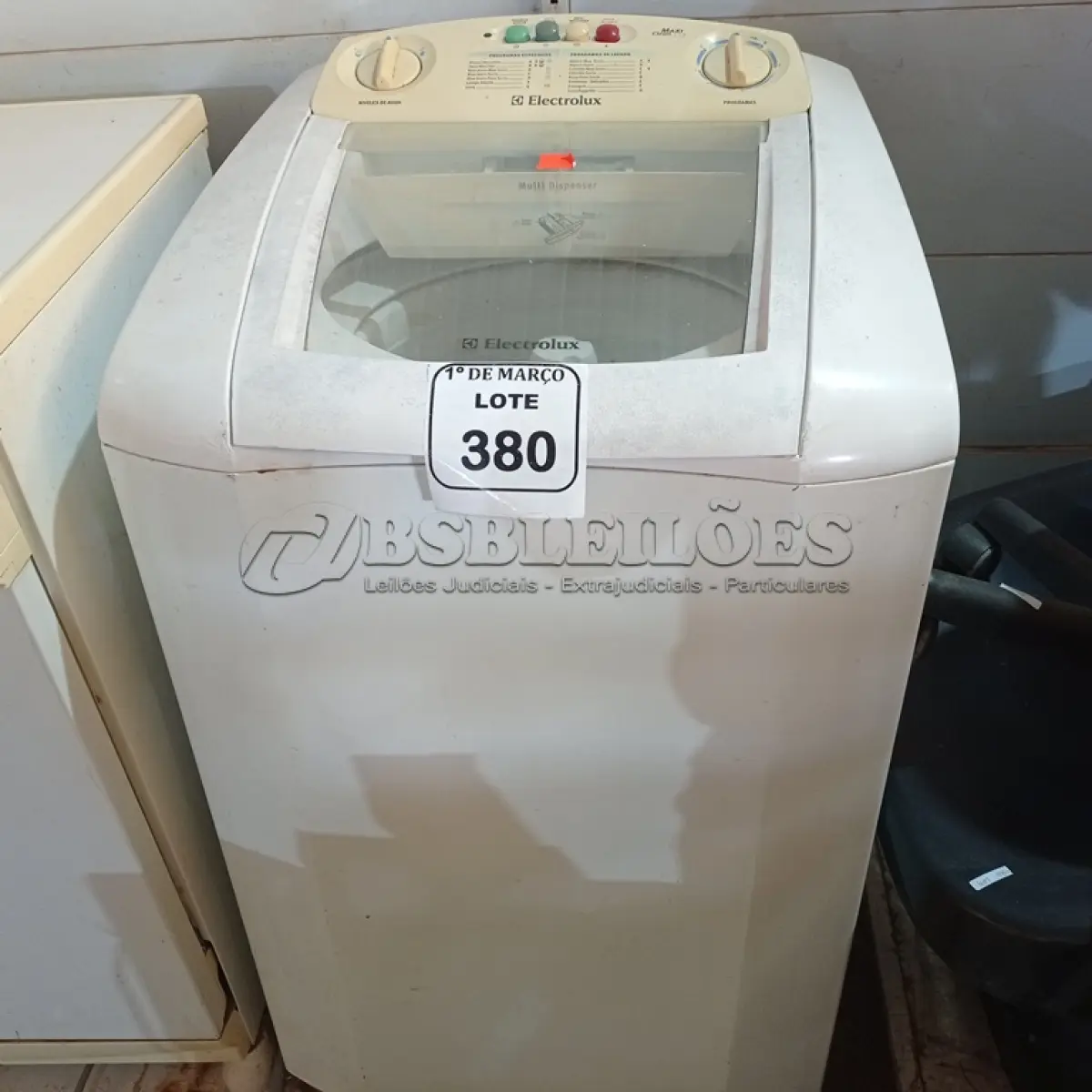 LOTE 380 - 01 MÁQUINA DE LAVAR ROUPAS ELECTROLUX 6KG 220 VOLTS. (NO ESTADO) ATENÇÃO! FAZER A VISITAÇÃO ANTES DE ARREMATAR, NÃO SABEMOS SE FUNCIONA. LEILÃO NÃO TEM GARANTIA E NEM DEVOLUÇÃO, SUJEITO A POSSÍVEIS AVARIAS VISÍVEIS/OCULTAS E/OU AUSÊNCIA DE COMPONENTES.