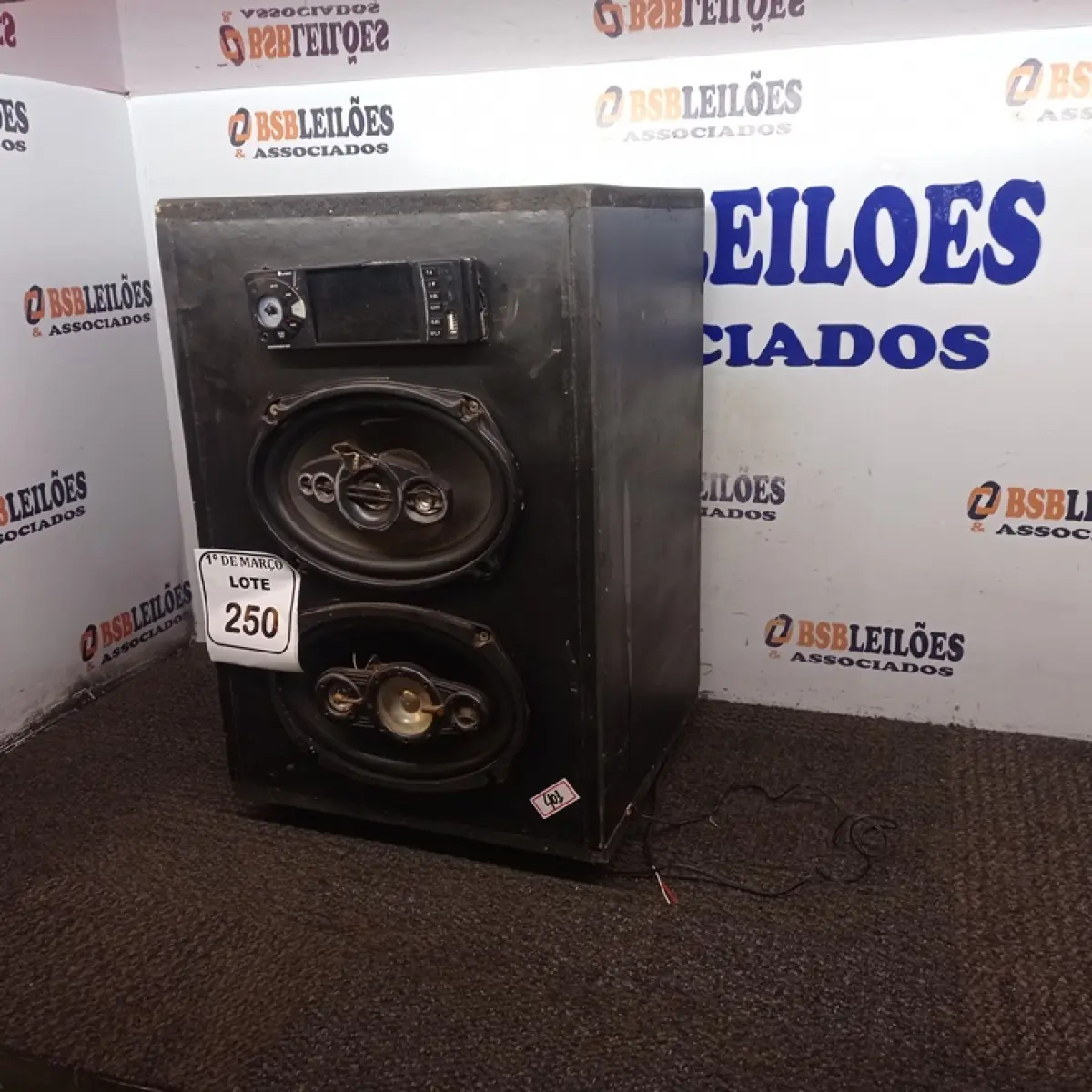 01 CAIXA COM RÁDIO PLAYER E 2 AUTOS FALANTES 6X9. (NO ESTADO) ATENÇÃO! FAZER A VISITAÇÃO ANTES DE ARREMATAR, NÃO SABEMOS SE FUNCIONA. LEILÃO NÃO TEM GARANTIA E NEM DEVOLUÇÃO, SUJEITO A POSSÍVEIS AVARIAS VISÍVEIS/OCULTAS E/OU AUSÊNCIA DE COMPONENTES.