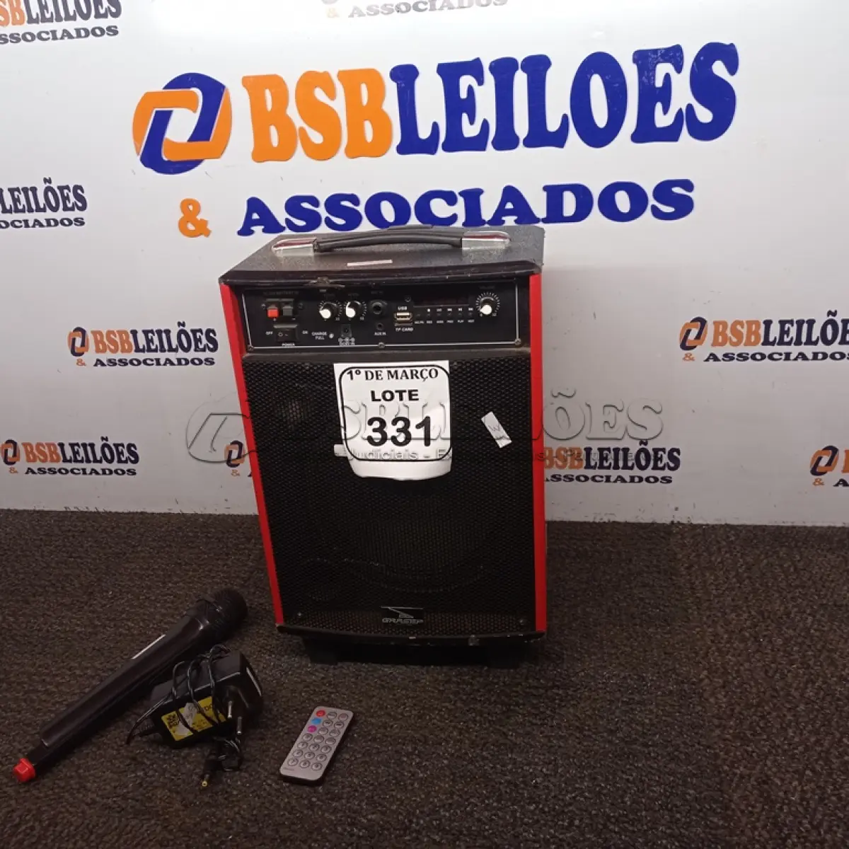 LOTE 331 - 01 CAIXA DE SOM COM MICROFONE. ESTADO) ATENÇÃO! FAZER A VISITAÇÃO ANTES DE ARREMATAR, NÃO SABEMOS SE FUNCIONA. LEILÃO NÃO TEM GARANTIA E NEM DEVOLUÇÃO, SUJEITO A POSSÍVEIS AVARIAS VISÍVEIS/OCULTAS E/OU AUSÊNCIA DE COMPONENTES.
