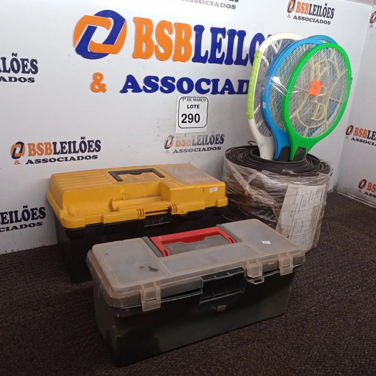 02 MALETAS DE FERMENTAS, 05 RAQUETES PARA MOSQUITOS E 01 ROLO DE FIO DE FIBRA ÓTICA. (NO ESTADO) ATENÇÃO! FAZER A VISITAÇÃO ANTES DE ARREMATAR, NÃO SABEMOS SE FUNCIONA. LEILÃO NÃO TEM GARANTIA E NEM DEVOLUÇÃO, SUJEITO A POSSÍVEIS AVARIAS VISÍVEIS/OCULTAS E/OU AUSÊNCIA DE COMPONENTES.
