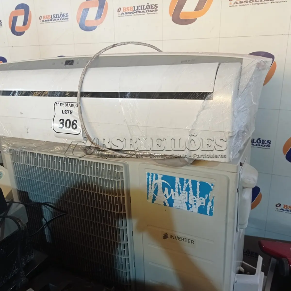 LOTE 306 - 01 AR CONDICIONADO MIDEA INVERTE 12.000BTUS E EVAPORADORA CÔNSUL. (NO ESTADO) ATENÇÃO! FAZER A VISITAÇÃO ANTES DE ARREMATAR, NÃO SABEMOS SE FUNCIONA. LEILÃO NÃO TEM GARANTIA E NEM DEVOLUÇÃO, SUJEITO A POSSÍVEIS AVARIAS VISÍVEIS/OCULTAS E/OU AUSÊNCIA DE COMPONENTES.