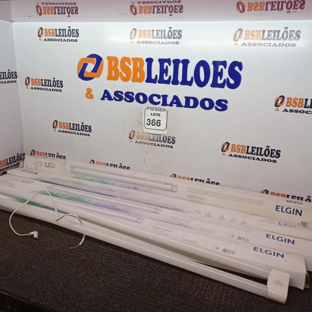 05 LUMINÁRIAS DE LED ELGIN. (NOVO) (NO ESTADO) ATENÇÃO! FAZER A VISITAÇÃO ANTES DE ARREMATAR, NÃO SABEMOS SE FUNCIONA. LEILÃO NÃO TEM GARANTIA E NEM DEVOLUÇÃO, SUJEITO A POSSÍVEIS AVARIAS VISÍVEIS/OCULTAS E/OU AUSÊNCIA DE COMPONENTES.