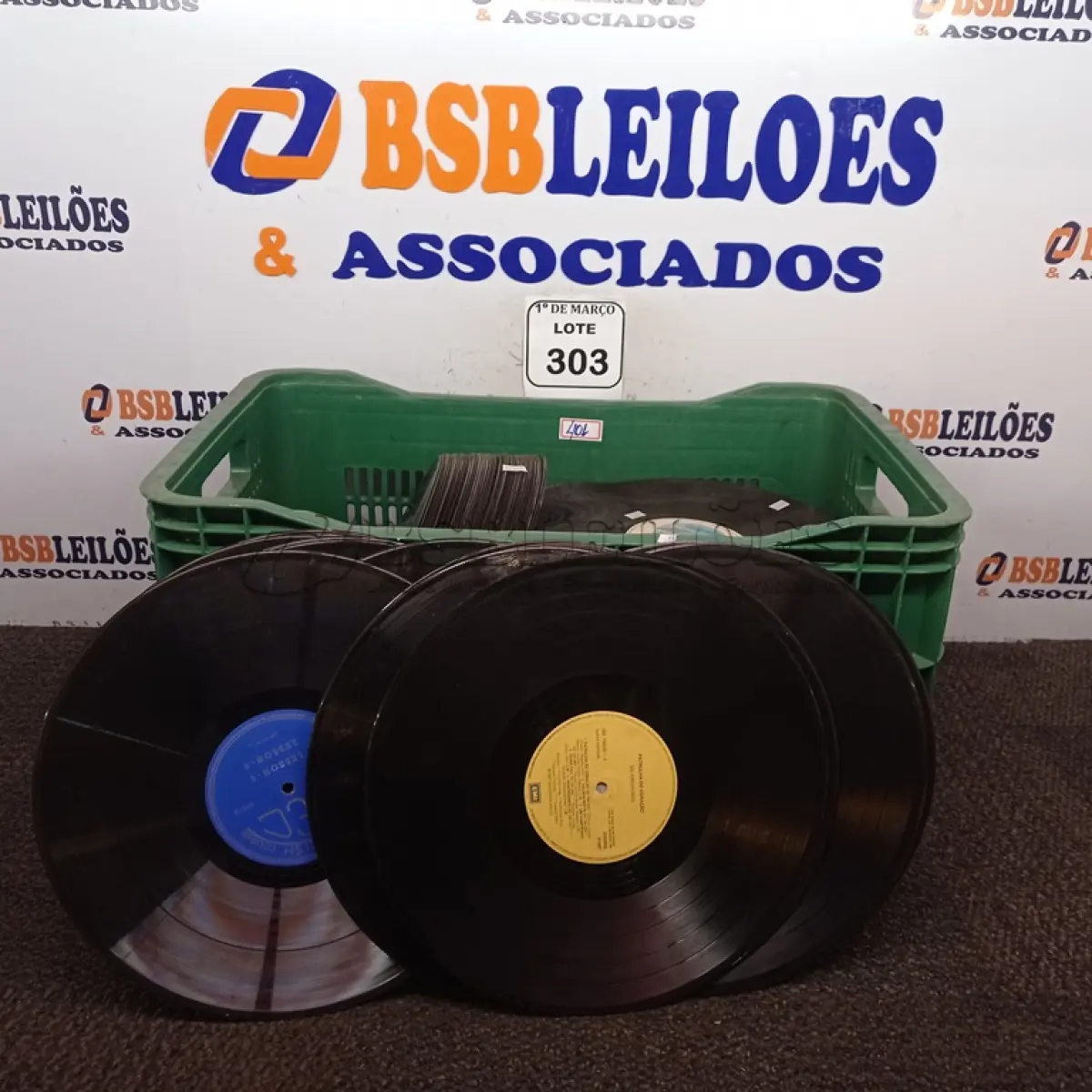 LOTE 303 - 01 CAIXA COM DIVERSOS DISCOS DE VINIL. (NO ESTADO) ATENÇÃO! FAZER A VISITAÇÃO ANTES DE ARREMATAR, NÃO SABEMOS SE FUNCIONA. LEILÃO NÃO TEM GARANTIA E NEM DEVOLUÇÃO, SUJEITO A POSSÍVEIS AVARIAS VISÍVEIS/OCULTAS E/OU AUSÊNCIA DE COMPONENTES.