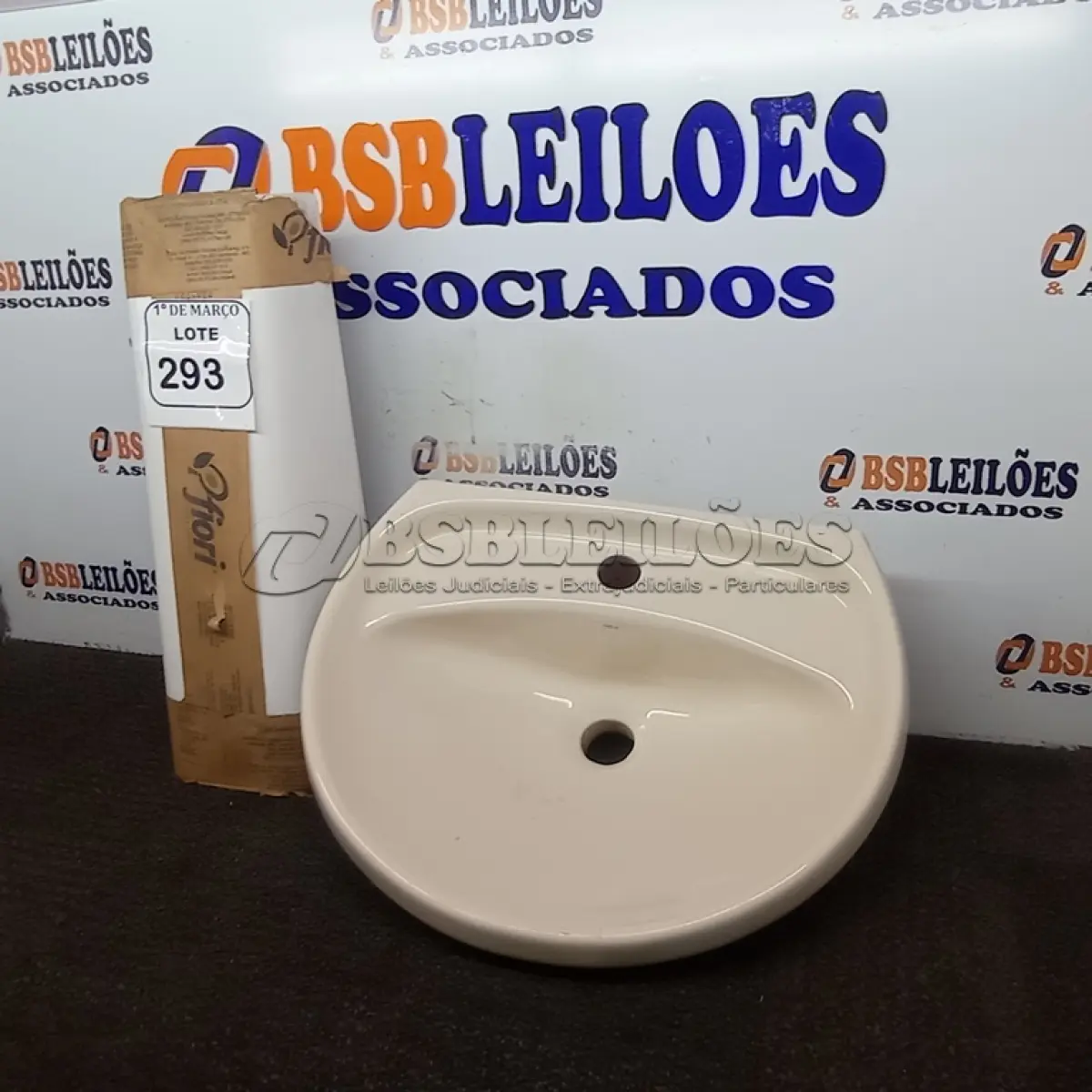 LOTE 293 - 01 PIA COM COLUNA NA COR BRANCA PARA LAVATÓRIO. (NO ESTADO) ATENÇÃO! FAZER A VISITAÇÃO ANTES DE ARREMATAR, NÃO SABEMOS SE FUNCIONA. LEILÃO NÃO TEM GARANTIA E NEM DEVOLUÇÃO, SUJEITO A POSSÍVEIS AVARIAS VISÍVEIS/OCULTAS E/OU AUSÊNCIA DE COMPONENTES.