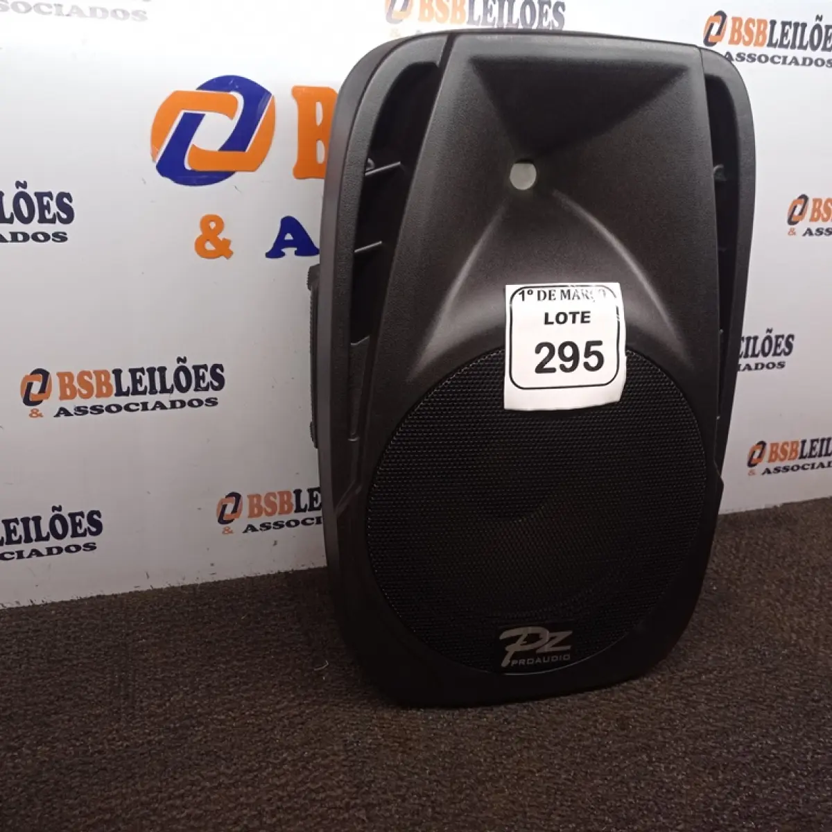 01 CAIXA DE SOM PASSIVA MARCA PZ ÁUDIO 150W/300W (NOVO). (NO ESTADO) ATENÇÃO! FAZER A VISITAÇÃO ANTES DE ARREMATAR, NÃO SABEMOS SE FUNCIONA. LEILÃO NÃO TEM GARANTIA E NEM DEVOLUÇÃO, SUJEITO A POSSÍVEIS AVARIAS VISÍVEIS/OCULTAS E/OU AUSÊNCIA DE COMPONENTES.