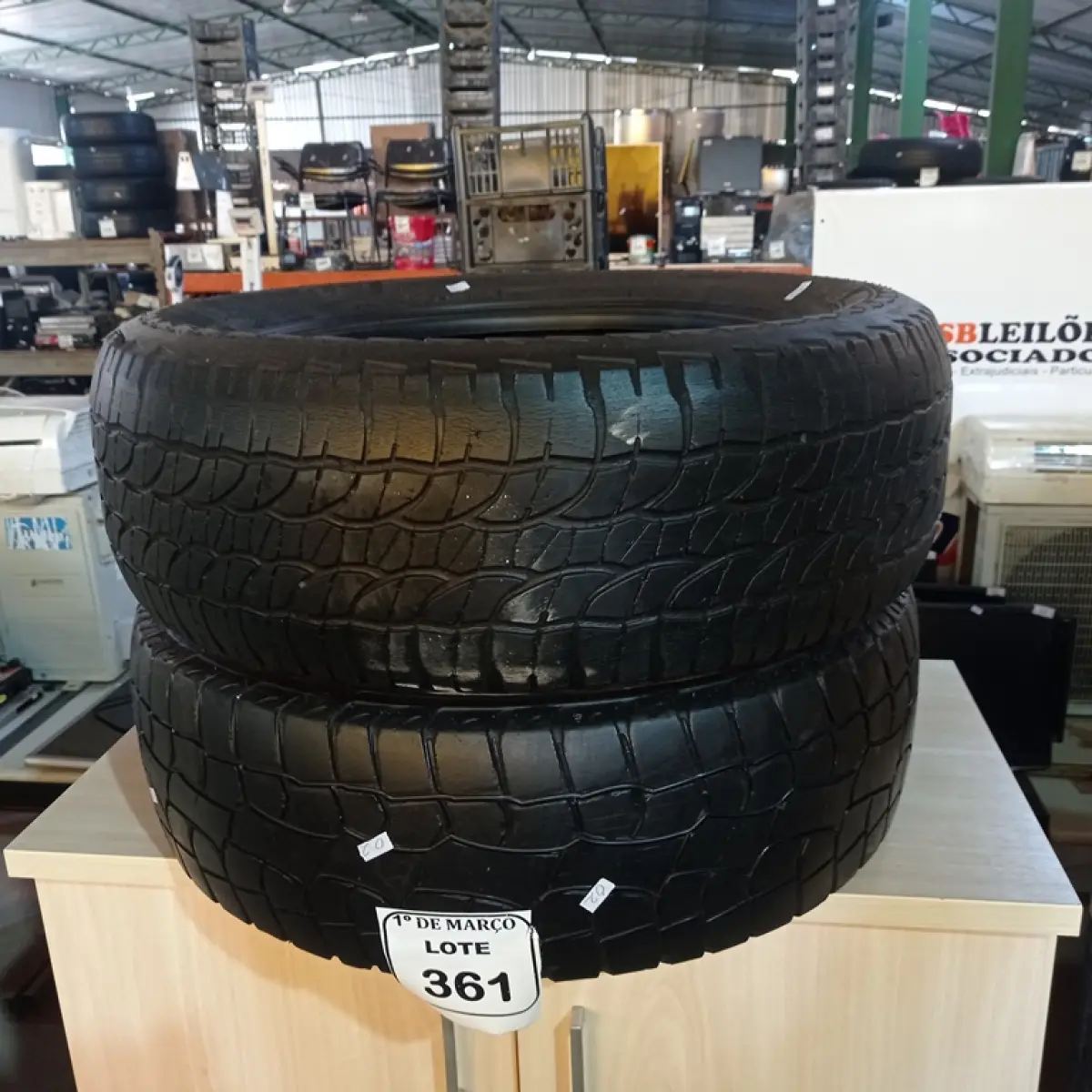02 PNEUS MEIA VIDA 205/60 ARO16. (NO ESTADO) ATENÇÃO! FAZER A VISITAÇÃO ANTES DE ARREMATAR, NÃO SABEMOS SE FUNCIONA. LEILÃO NÃO TEM GARANTIA E NEM DEVOLUÇÃO, SUJEITO A POSSÍVEIS AVARIAS VISÍVEIS/OCULTAS E/OU AUSÊNCIA DE COMPONENTES.