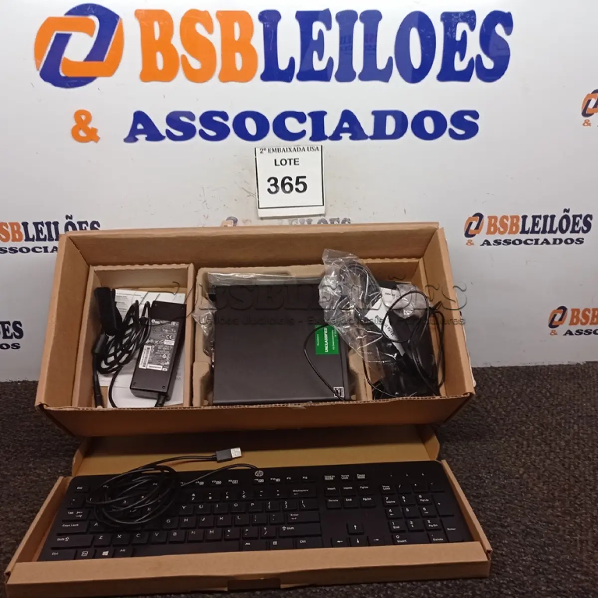LOTE 365 - 01 CPU HP, MOUSE, TECLADO E CARREGADOR. (NO ESTADO EM QUE SE ENCONTRA. SUJEITO A AVARIAS OCULTAS/VISÍVEIS.) BD0864D