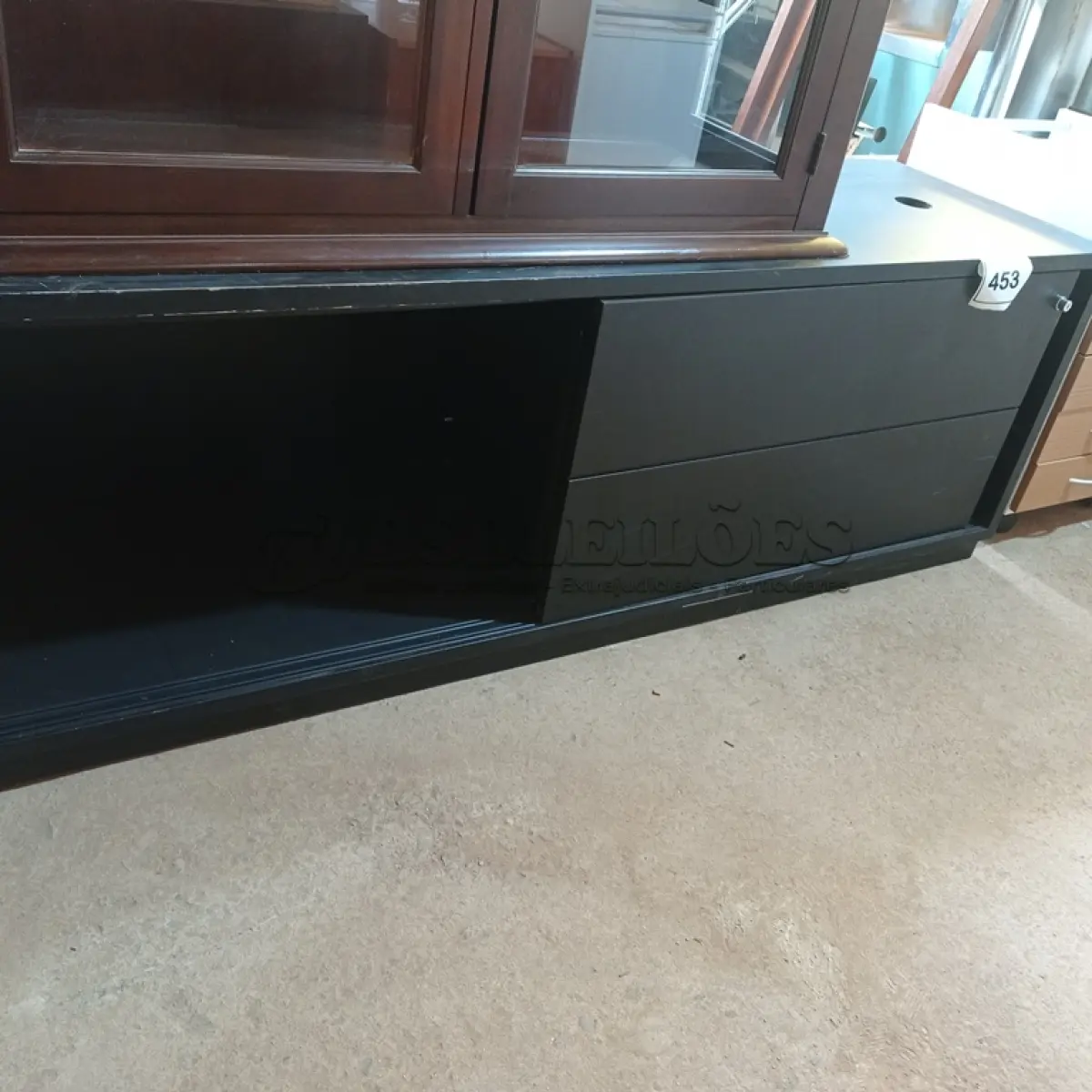 LOTE 453 - 01 RACK PRETO COM PORTA DE CORRER. (NO ESTADO EM QUE SE ENCONTRA. SUJEITO A AVARIAS OCULTAS/VISÍVEIS.)