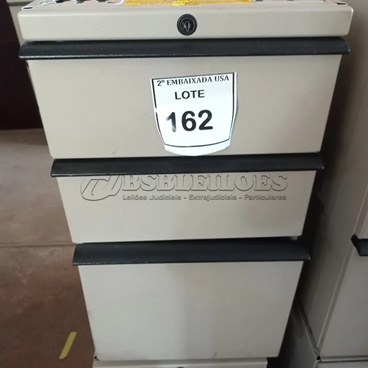 LOTE 162 - 01 GAVETEIRO COM 03 GAVETAS EM AÇO. (NO ESTADO EM QUE SE ENCONTRA. SUJEITO A AVARIAS OCULTAS/VISÍVEIS.)