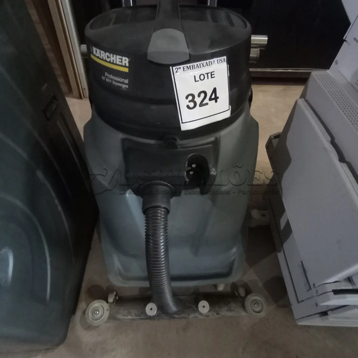 LOTE 324 - 01 ASPIRADOR DE PÓ E ÁGUA MARCA KARCHER NT68/1 110V (VACUUM CLEANER).  (NO ESTADO EM QUE SE ENCONTRA. SUJEITO A AVARIAS OCULTAS/VISÍVEIS.) AV9722H