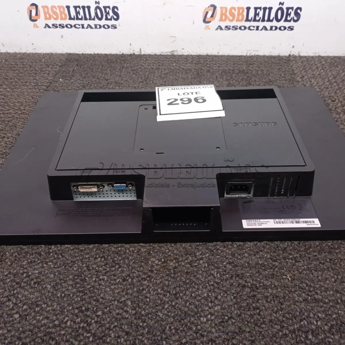 LOTE 296 - 01 MONITOR SAMSUNG Z6LBHCLD9000413M. (NO ESTADO EM QUE SE ENCONTRA. SUJEITO A AVARIAS OCULTAS/VISÍVEIS.)