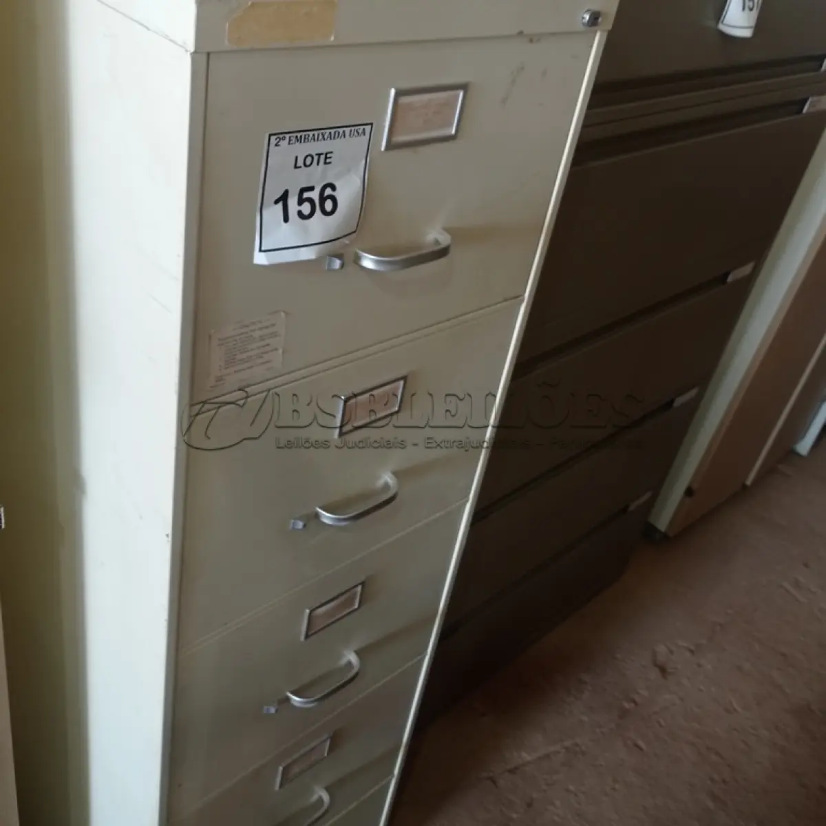 LOTE 156 - 01 ARMÁRIO ARQUIVO, FERRO, 5 GAVETAS. (NO ESTADO EM QUE SE ENCONTRA. SUJEITO A AVARIAS OCULTAS/VISÍVEIS.)