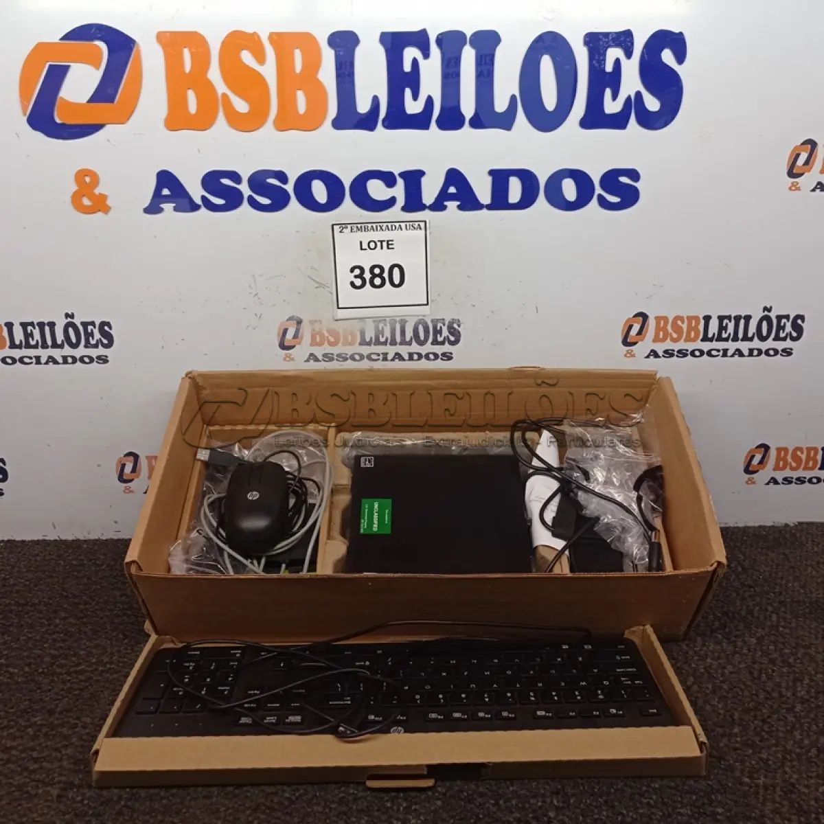LOTE 380 - 01 CPU HP, MOUSE, TECLADO E CARREGADOR. (NO ESTADO EM QUE SE ENCONTRA. SUJEITO A AVARIAS OCULTAS/VISÍVEIS.) BD1048R