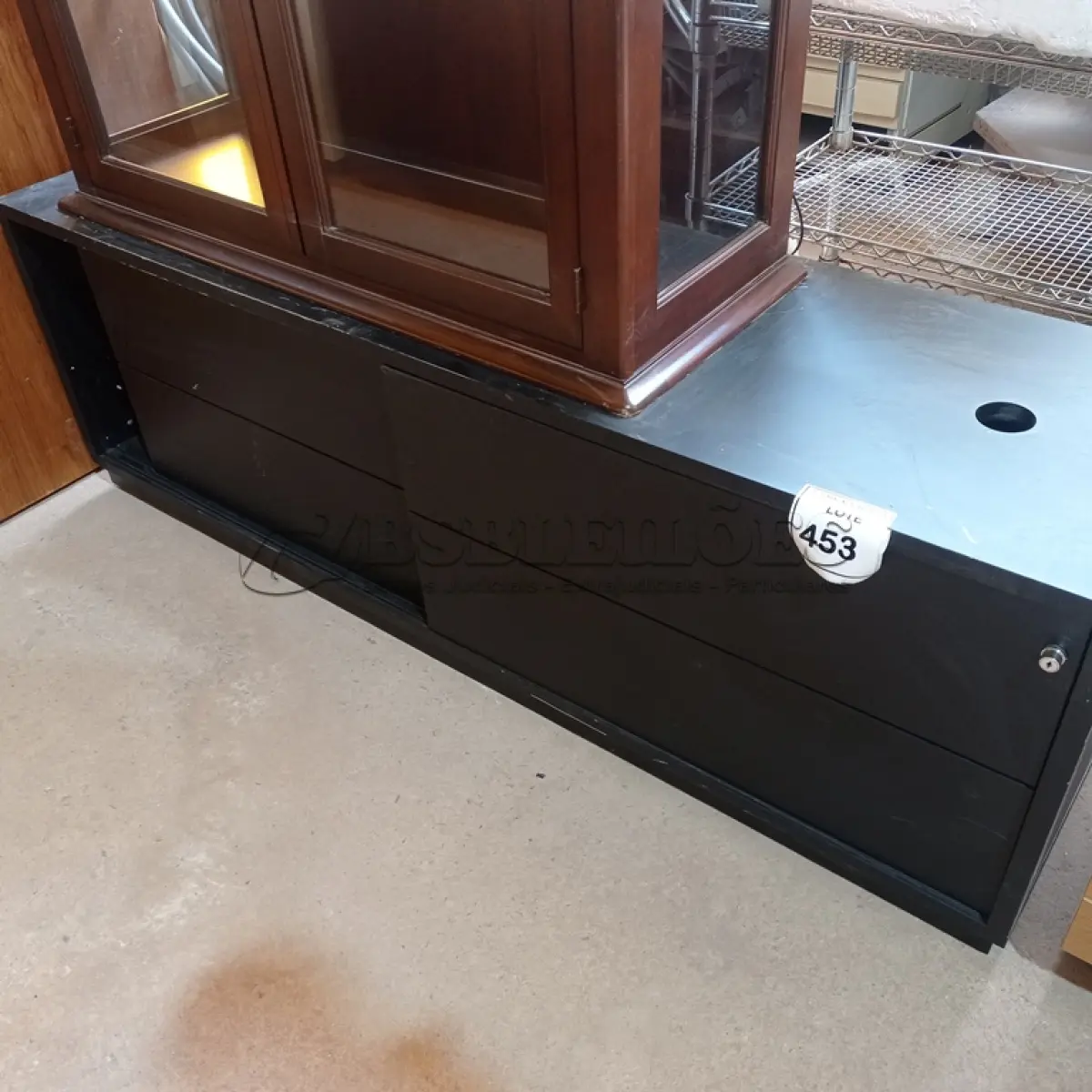 LOTE 453 - 01 RACK PRETO COM PORTA DE CORRER. (NO ESTADO EM QUE SE ENCONTRA. SUJEITO A AVARIAS OCULTAS/VISÍVEIS.)