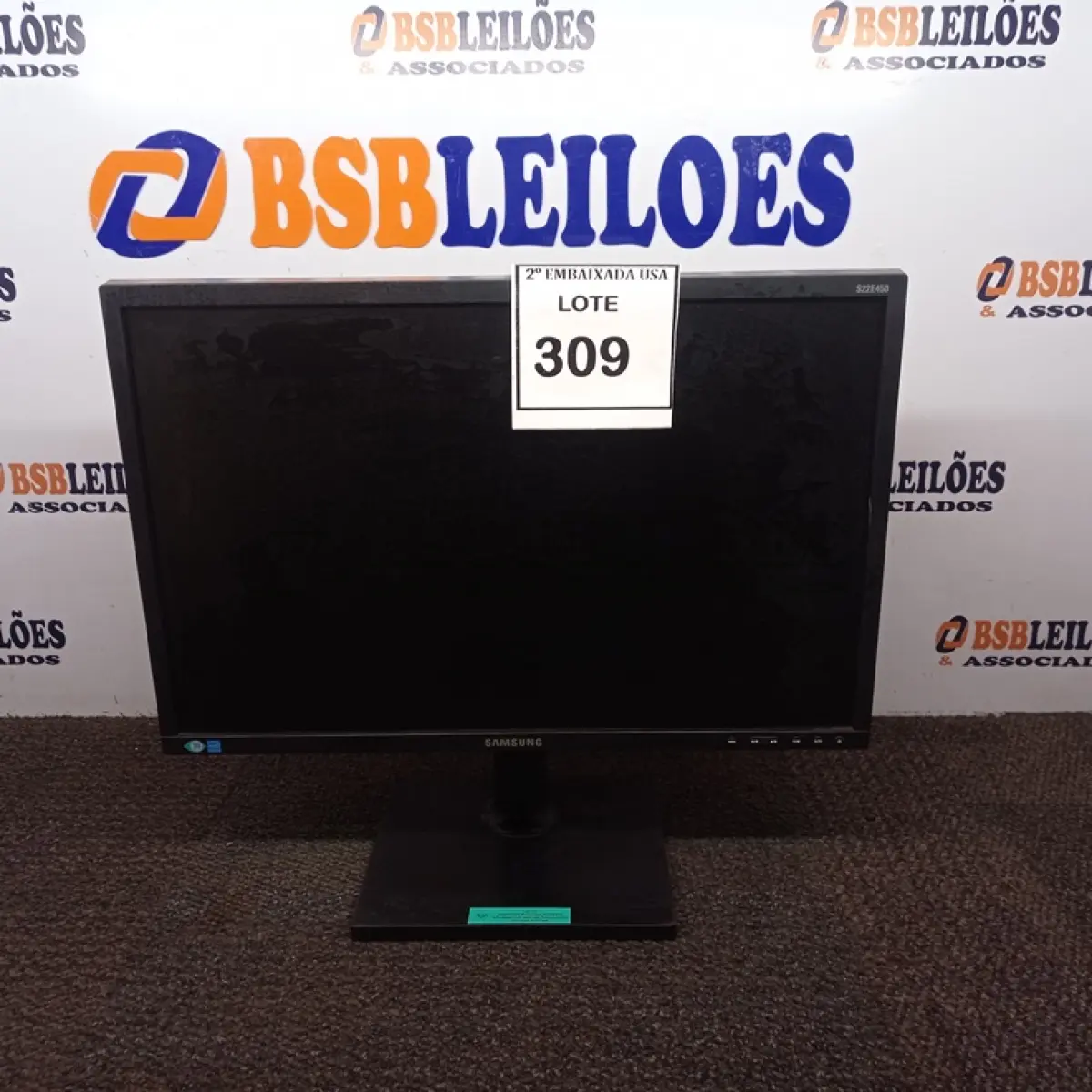 LOTE 309 - 01 MONITOR SAMSUNG. (NO ESTADO EM QUE SE ENCONTRA. SUJEITO A AVARIAS OCULTAS/VISÍVEIS.)