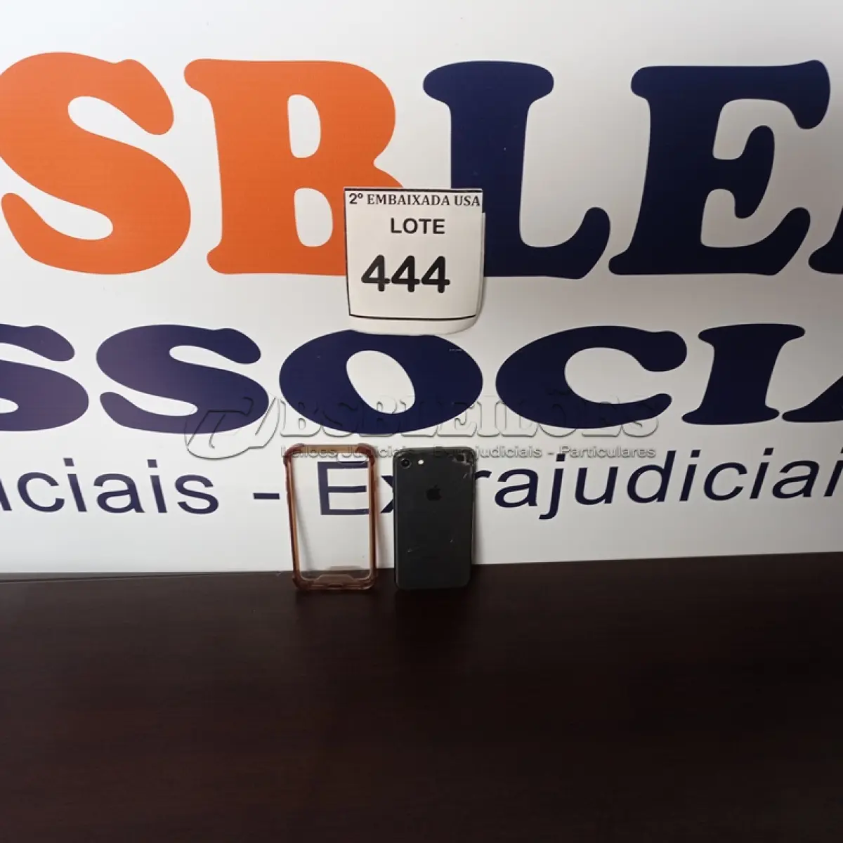 LOTE 444 - 01 IPHONE SEM TAG. (NO ESTADO EM QUE SE ENCONTRA. SUJEITO A AVARIAS OCULTAS/VISÍVEIS.)