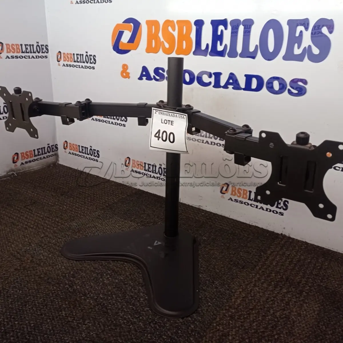 LOTE 400 - 01 SUPORTE PARA MONITOR. (NO ESTADO EM QUE SE ENCONTRA. SUJEITO A AVARIAS OCULTAS/VISÍVEIS.)