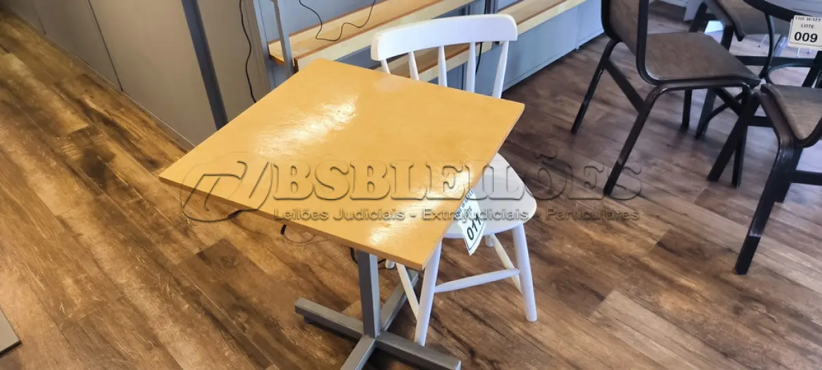 LOTE 011 - 01 MESA QUADRADA EM MADEIRA COM PÉS EM FERRO E 01 CADEIRA EM MADEIRA.   (NO ESTADO) ATENÇÃO! FAZER A VISITAÇÃO ANTES DE ARREMATAR, NÃO SABEMOS SE FUNCIONA. LEILÃO NÃO TEM GARANTIA E NEM DEVOLUÇÃO, SUJEITO A POSSÍVEIS AVARIAS VISÍVEIS/OCULTAS E/OU AUSÊNCIA DE COMPONENTES.