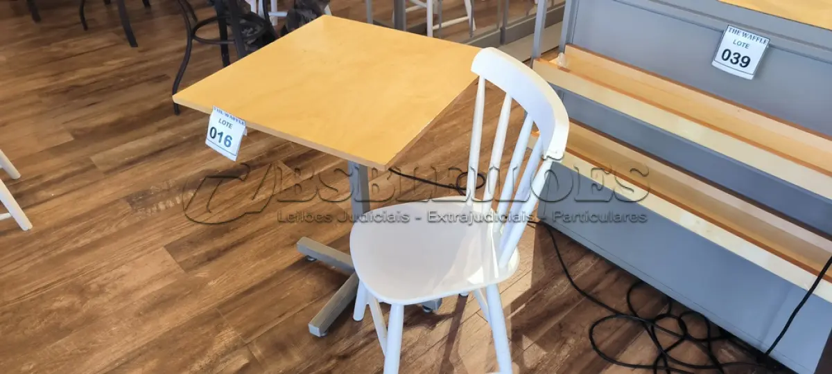 LOTE 016 - 01 MESA QUADRADA EM MADEIRA COM PÉS EM FERRO E 01 CADEIRA EM MADEIRA.  (NO ESTADO) ATENÇÃO! FAZER A VISITAÇÃO ANTES DE ARREMATAR, NÃO SABEMOS SE FUNCIONA. LEILÃO NÃO TEM GARANTIA E NEM DEVOLUÇÃO, SUJEITO A POSSÍVEIS AVARIAS VISÍVEIS/OCULTAS E/OU AUSÊNCIA DE COMPONENTES.