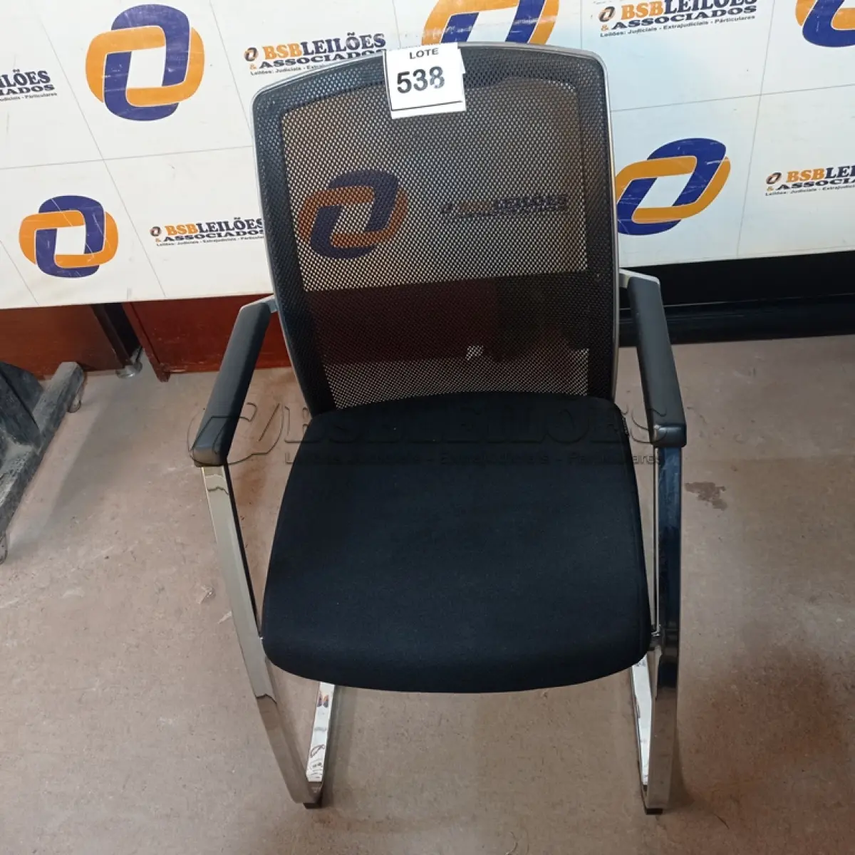LOTE 538 - 01 CADEIRA DE ESCRITÓRIO. (NO ESTADO EM QUE SE ENCONTRA. SUJEITO A AVARIAS OCULTAS/VISÍVEIS.)