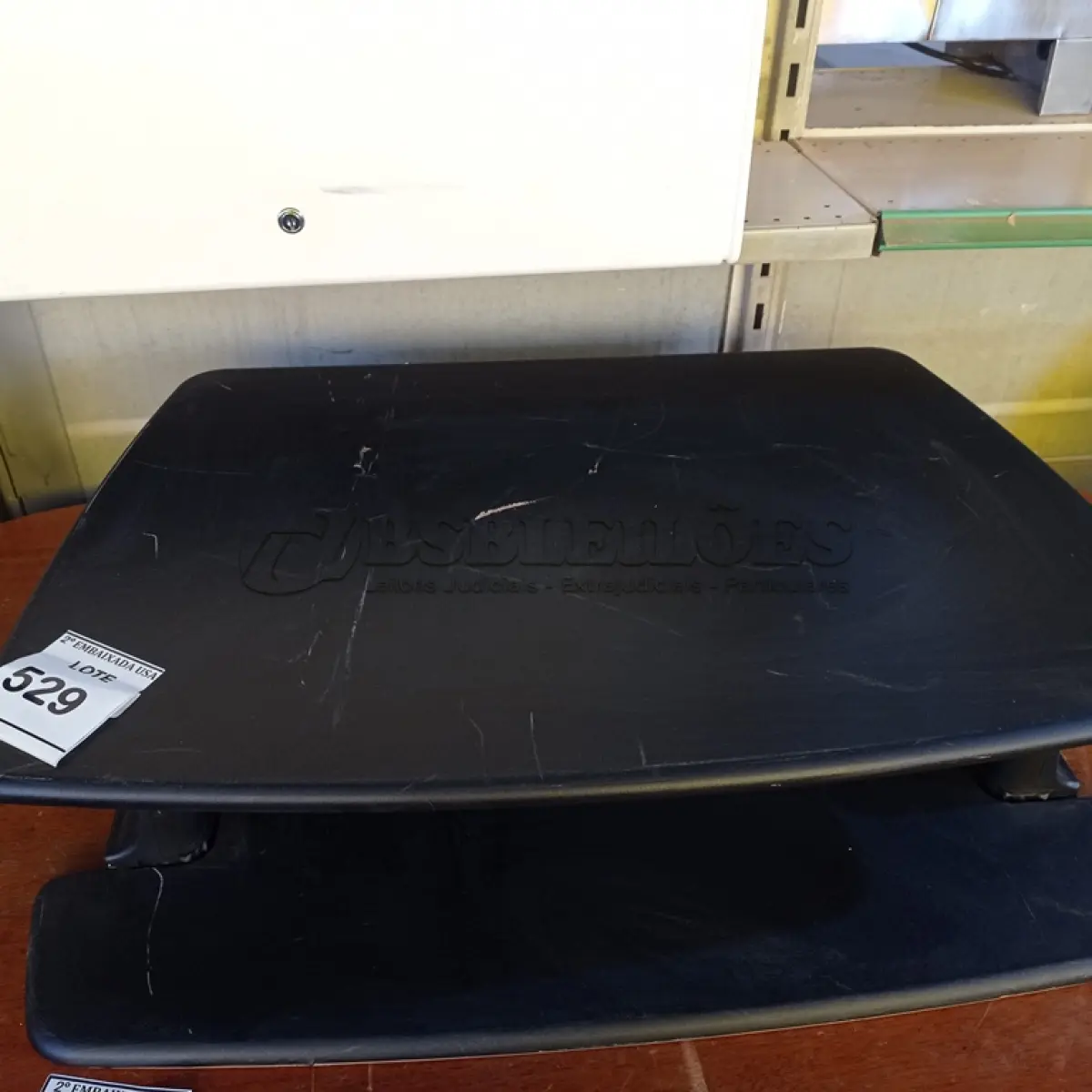 LOTE 529 - 01 STAND UP DESK. (NO ESTADO EM QUE SE ENCONTRA. SUJEITO A AVARIAS OCULTAS/VISÍVEIS.) 