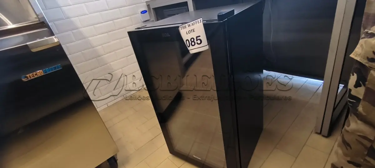 LOTE 085 - 01 ADEGA REFRIGERADA EOS. (NO ESTADO) ATENÇÃO! FAZER A VISITAÇÃO ANTES DE ARREMATAR, NÃO SABEMOS SE FUNCIONA. LEILÃO NÃO TEM GARANTIA E NEM DEVOLUÇÃO, SUJEITO A POSSÍVEIS AVARIAS VISÍVEIS/OCULTAS E/OU AUSÊNCIA DE COMPONENTES.