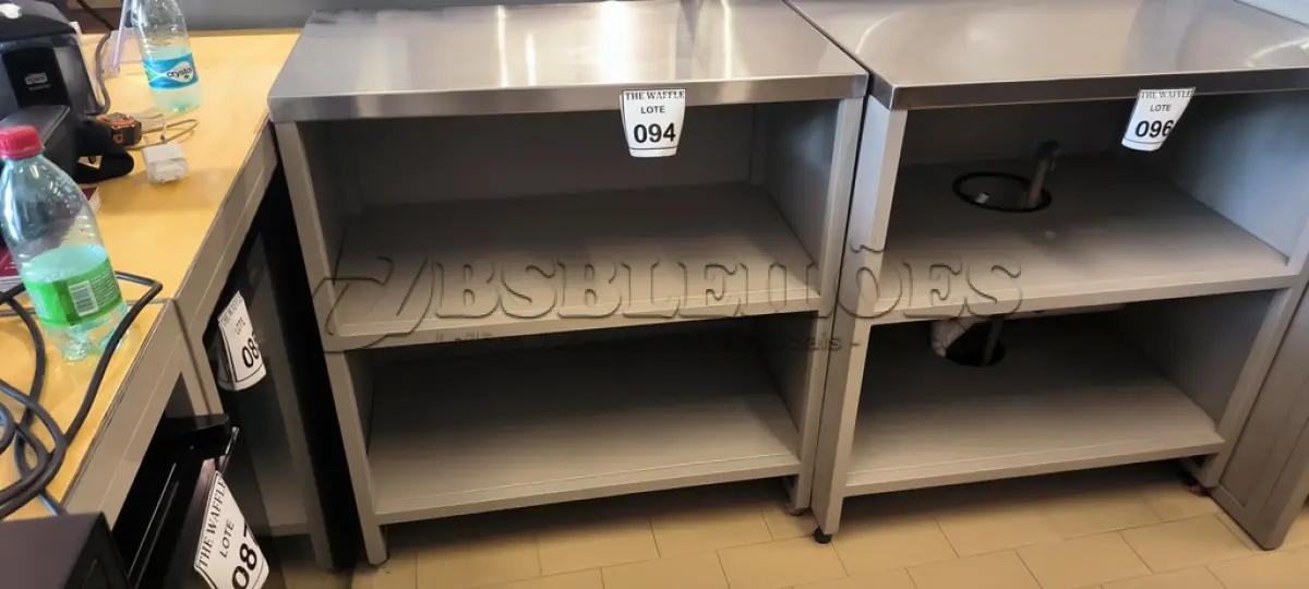 LOTE 094 - 01 PRATELEIRA EM FERRO COM TAMPO EM INOX. (NO ESTADO) ATENÇÃO! FAZER A VISITAÇÃO ANTES DE ARREMATAR, NÃO SABEMOS SE FUNCIONA. LEILÃO NÃO TEM GARANTIA E NEM DEVOLUÇÃO, SUJEITO A POSSÍVEIS AVARIAS VISÍVEIS/OCULTAS E/OU AUSÊNCIA DE COMPONENTES.