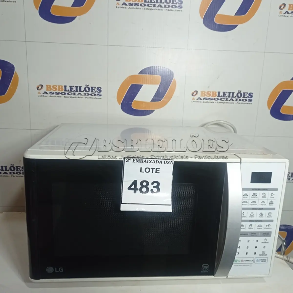 LOTE 483 - 01 MICRO-ONDAS LG 110V. (NO ESTADO EM QUE SE ENCONTRA. SUJEITO A AVARIAS OCULTAS/VISÍVEIS.) AV9350L