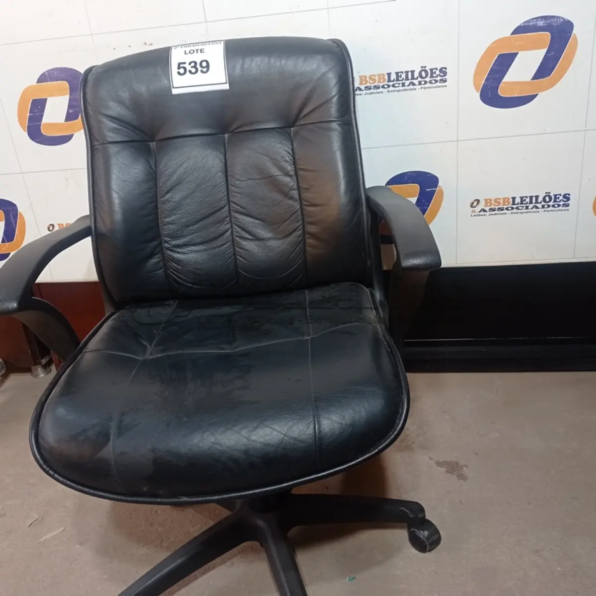 LOTE 539 - 01 CADEIRA DE ESCRITÓRIO. (NO ESTADO EM QUE SE ENCONTRA. SUJEITO A AVARIAS OCULTAS/VISÍVEIS.)