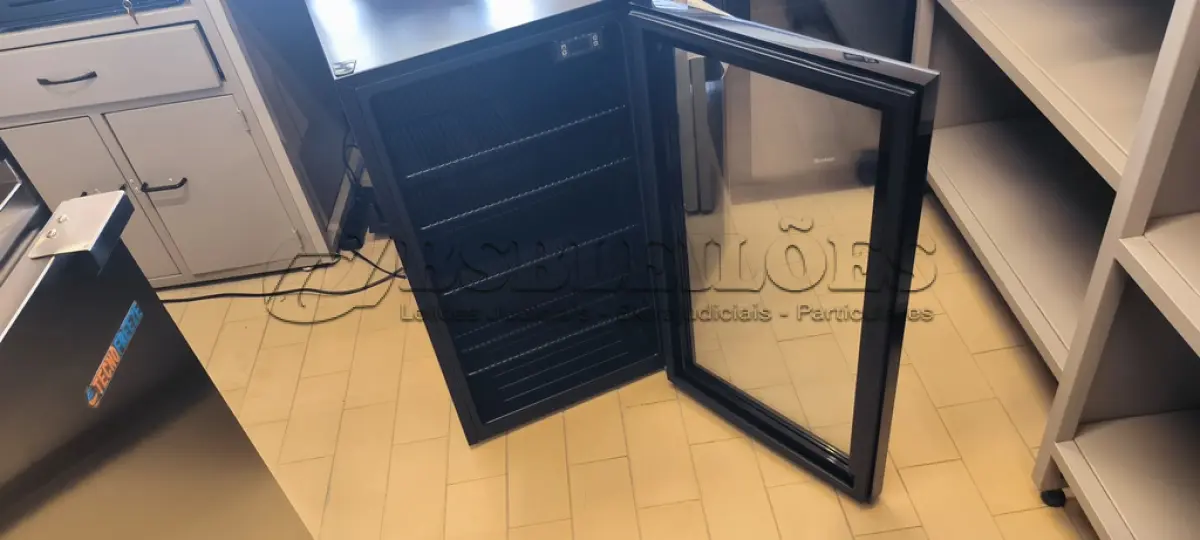 LOTE 087 - 01 ADEGA REFRIGERADA EOS. (NO ESTADO) ATENÇÃO! FAZER A VISITAÇÃO ANTES DE ARREMATAR, NÃO SABEMOS SE FUNCIONA. LEILÃO NÃO TEM GARANTIA E NEM DEVOLUÇÃO, SUJEITO A POSSÍVEIS AVARIAS VISÍVEIS/OCULTAS E/OU AUSÊNCIA DE COMPONENTES.