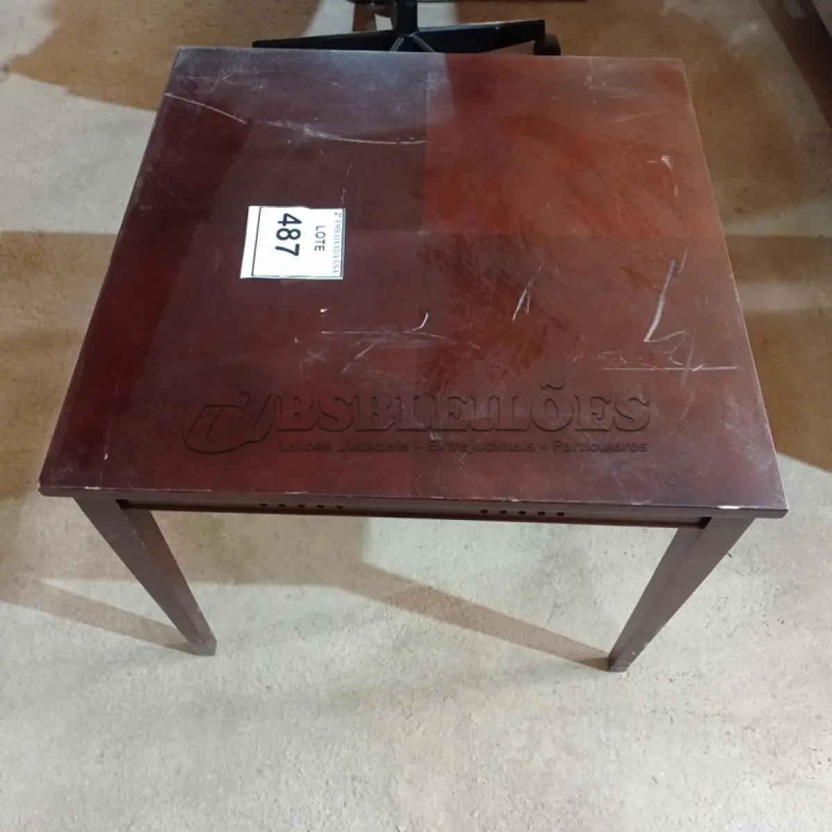 LOTE 487 - 01 MESA DE CENTRO. (NO ESTADO EM QUE SE ENCONTRA. SUJEITO A AVARIAS OCULTAS/VISÍVEIS.)