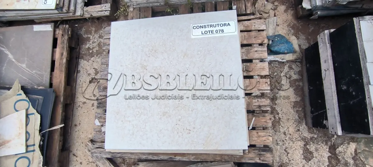 LOTE 078 - APROXIMADAMENTE 5,76 M² DE PORCELANATO 90X90CM DIVERSOS. (NO ESTADO EM QUE SE ENCONTRA. SUJEITO A AVARIAS OCULTAS/VISÍVEIS.)