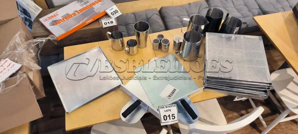 LOTE 015 - 11 ASSADEIRAS PERFURADAS, 3 ASSADEIRAS SEM FURO, 04 JARRAS EM INOX GRANDE, 1 PITCHER MÉDIO,01 PITCHER PEQUENO, 01 COPO EM INOX GRANDE, 4 POLVILHADOS EM INOX E 2 PÁS DE FORNO EM INOX.  (NO ESTADO) ATENÇÃO! FAZER A VISITAÇÃO ANTES DE ARREMATAR, NÃO SABEMOS SE FUNCIONA. LEILÃO NÃO TEM GARANTIA E NEM DEVOLUÇÃO, SUJEITO A POSSÍVEIS AVARIAS VISÍVEIS/OCULTAS E/OU AUSÊNCIA DE COMPONENTES.