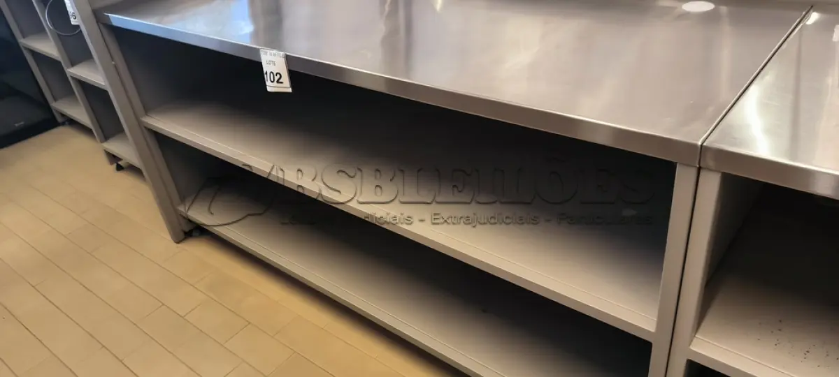 LOTE 102 - 01 PRATELEIRA EM FERRO COM TAMPO EM INOX. (NO ESTADO) ATENÇÃO! FAZER A VISITAÇÃO ANTES DE ARREMATAR, NÃO SABEMOS SE FUNCIONA. LEILÃO NÃO TEM GARANTIA E NEM DEVOLUÇÃO, SUJEITO A POSSÍVEIS AVARIAS VISÍVEIS/OCULTAS E/OU AUSÊNCIA DE COMPONENTES.