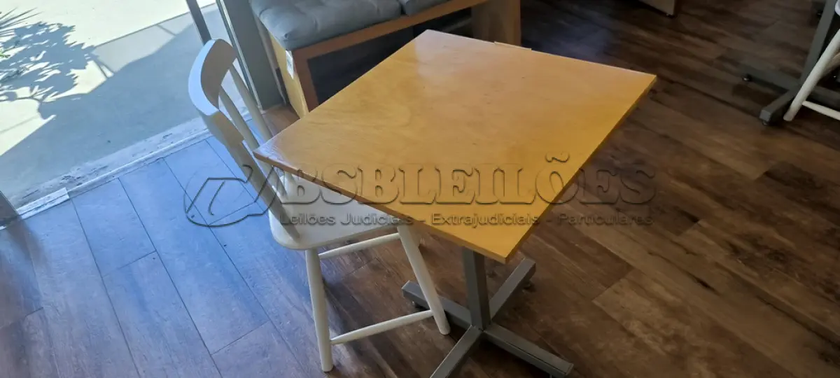 LOTE 007 - 01 MESA QUADRADA EM MADEIRA COM PÉS EM FERRO E 01 CADEIRA EM MADEIRA. (NO ESTADO) ATENÇÃO! FAZER A VISITAÇÃO ANTES DE ARREMATAR, NÃO SABEMOS SE FUNCIONA. LEILÃO NÃO TEM GARANTIA E NEM DEVOLUÇÃO, SUJEITO A POSSÍVEIS AVARIAS VISÍVEIS/OCULTAS E/OU AUSÊNCIA DE COMPONENTES.