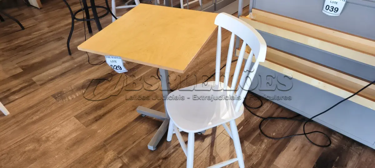 LOTE 029 - 01 MESA QUADRADA EM MADEIRA COM PÉS EM FERRO E 01 CADEIRA EM MADEIRA.  (NO ESTADO) ATENÇÃO! FAZER A VISITAÇÃO ANTES DE ARREMATAR, NÃO SABEMOS SE FUNCIONA. LEILÃO NÃO TEM GARANTIA E NEM DEVOLUÇÃO, SUJEITO A POSSÍVEIS AVARIAS VISÍVEIS/OCULTAS E/OU AUSÊNCIA DE COMPONENTES.