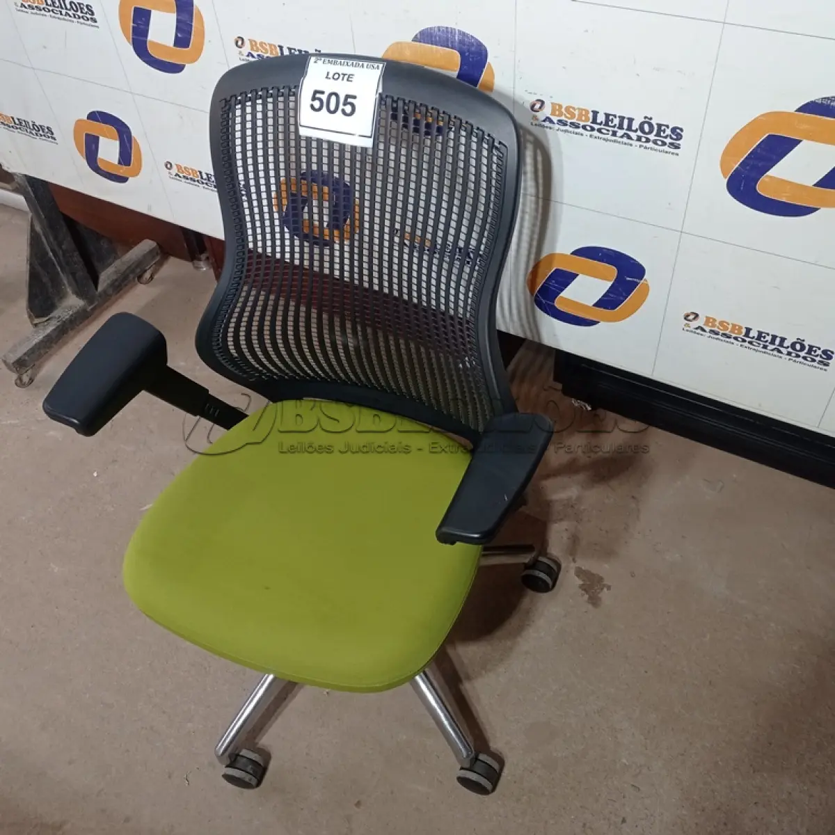 LOTE 505 - 01 CADEIRA DE ESCRITÓRIO. (NO ESTADO EM QUE SE ENCONTRA. SUJEITO A AVARIAS OCULTAS/VISÍVEIS.)