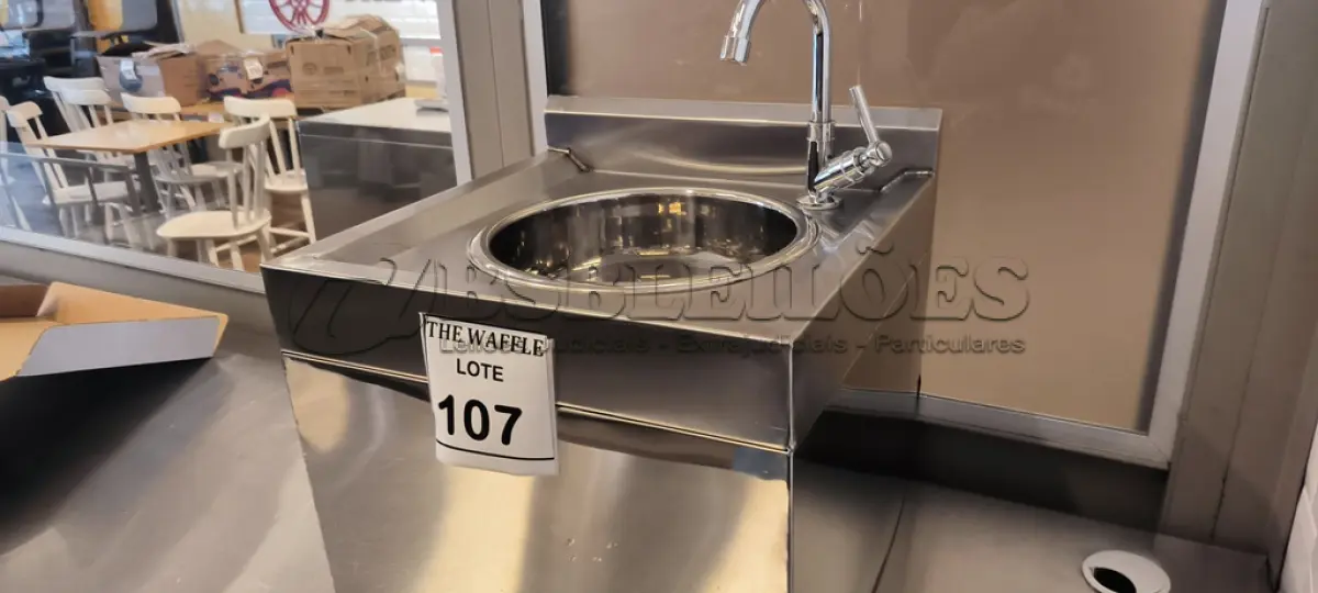 LOTE 107 - 01 PIA COM LAVATÓRIO EM INOX. (NO ESTADO) ATENÇÃO! FAZER A VISITAÇÃO ANTES DE ARREMATAR, NÃO SABEMOS SE FUNCIONA. LEILÃO NÃO TEM GARANTIA E NEM DEVOLUÇÃO, SUJEITO A POSSÍVEIS AVARIAS VISÍVEIS/OCULTAS E/OU AUSÊNCIA DE COMPONENTES.