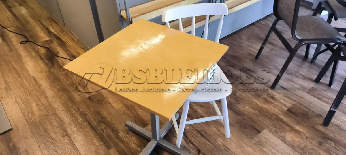 LOTE 020 - 01 MESA QUADRADA EM MADEIRA COM PÉS EM FERRO E 01 CADEIRA EM MADEIRA.   (NO ESTADO) ATENÇÃO! FAZER A VISITAÇÃO ANTES DE ARREMATAR, NÃO SABEMOS SE FUNCIONA. LEILÃO NÃO TEM GARANTIA E NEM DEVOLUÇÃO, SUJEITO A POSSÍVEIS AVARIAS VISÍVEIS/OCULTAS E/OU AUSÊNCIA DE COMPONENTES.
