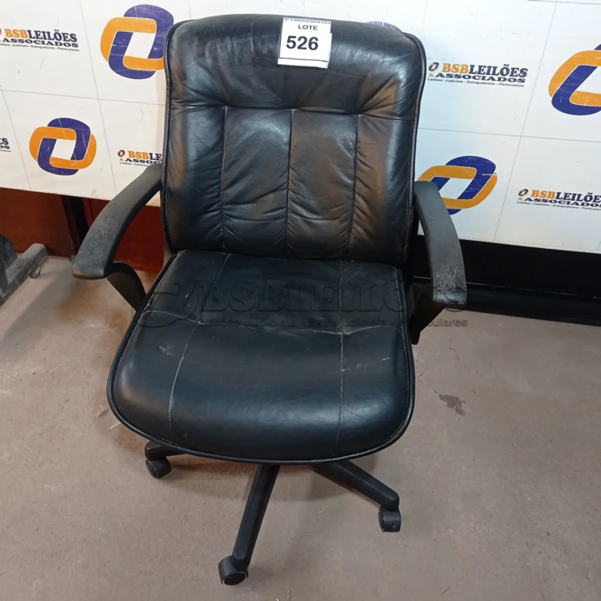 LOTE 526 - 01 CADEIRA DE ESCRITÓRIO. (NO ESTADO EM QUE SE ENCONTRA. SUJEITO A AVARIAS OCULTAS/VISÍVEIS.)