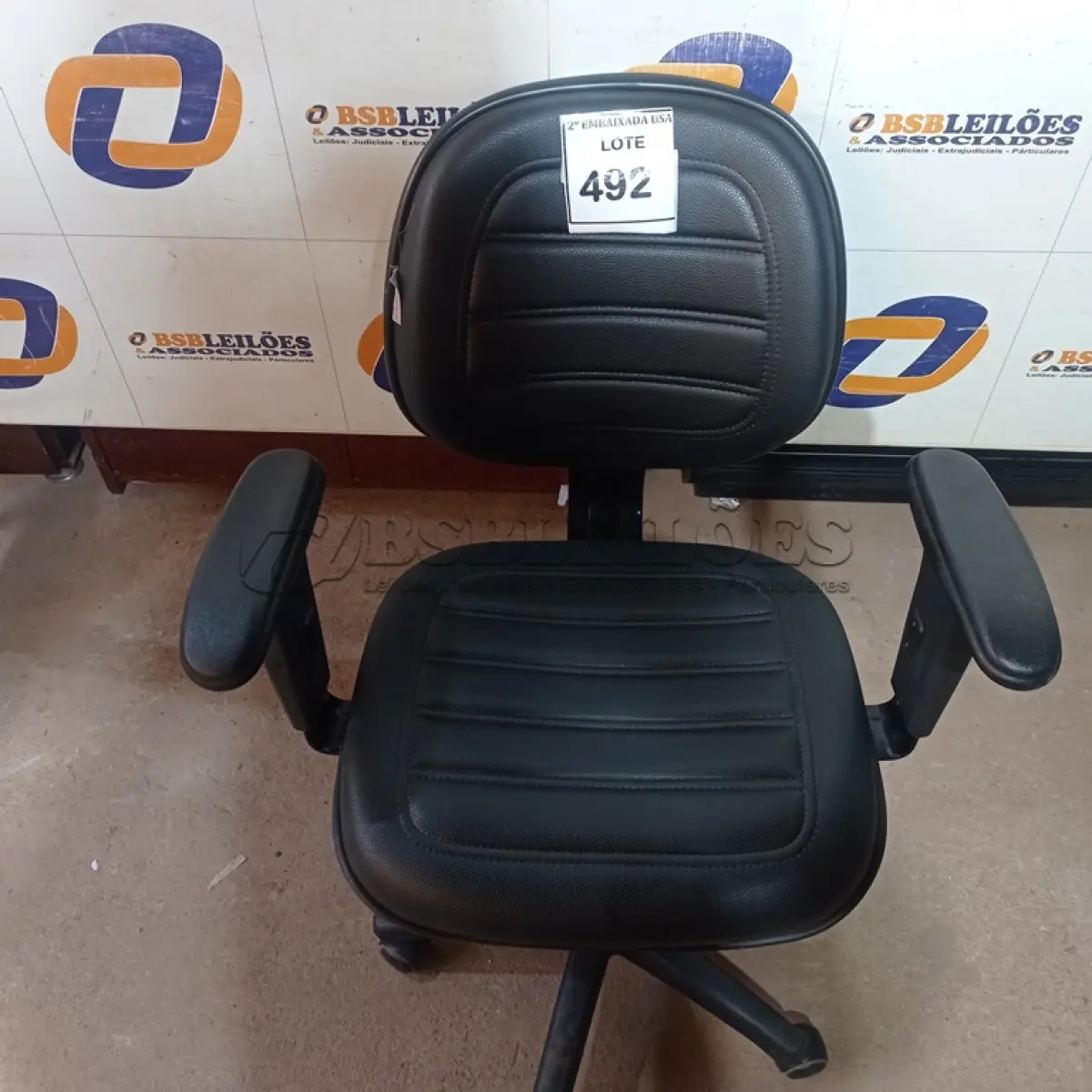 LOTE 492 - 01 CADEIRA DE ESCRITÓRIO. (NO ESTADO EM QUE SE ENCONTRA. SUJEITO A AVARIAS OCULTAS/VISÍVEIS.)